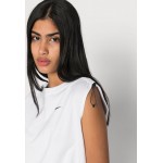 Kobiety T SHIRT TOP | Nike Sportswear Top - white/black/biały - MB39809