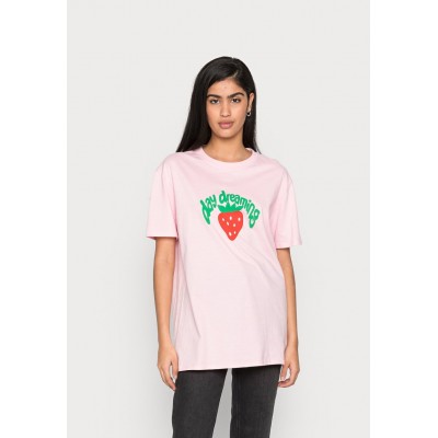 Kobiety SHIRT | NEW girl ORDER DAY DREAMING STRAWBERRY TEE - T-shirt z nadrukiem - pink/różowy - XA59410