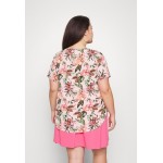 Kobiety SHIRT | ONLY Carmakoma CARLUXFAB - T-shirt z nadrukiem - rose smoke/jasnoróżowy - UY56164
