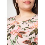 Kobiety SHIRT | ONLY Carmakoma CARLUXFAB - T-shirt z nadrukiem - rose smoke/jasnoróżowy - UY56164