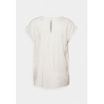 Kobiety SHIRT | Vero Moda VMDEBBIE PLEAT - T-shirt z nadrukiem - snow white/biały - NY63276