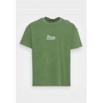 Kobiety T SHIRT TOP | BDG Urban Outfitters GROWN CHAIN STITCH UNISEX - T-shirt z nadrukiem - green/zielony - AW50410