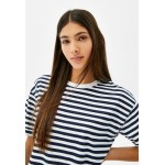 Kobiety T SHIRT TOP | Bershka REGULAR FIT - T-shirt z nadrukiem - royal blue/błękit królewski - NS51919