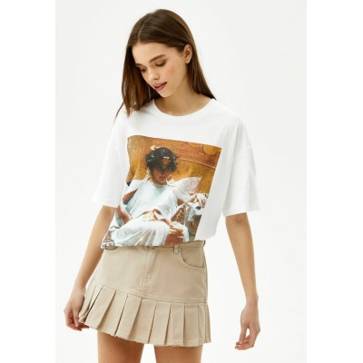 Kobiety T_SHIRT_TOP | Bershka Short sleeve  - T-shirt z nadrukiem - white/biały - LB19302