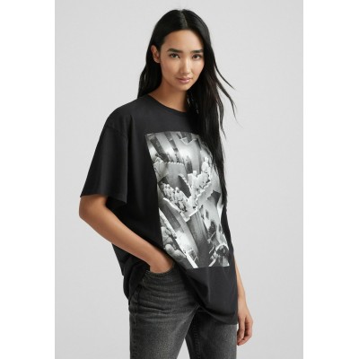 Kobiety T_SHIRT_TOP | Bershka SQUID GAME - T-shirt z nadrukiem - black/czarny - AS62286