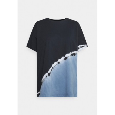 Kobiety T_SHIRT_TOP | DKNY PLACED TIE DYE OVERSIZED LEGGING TEE - T-shirt z nadrukiem - country blue/niebieski - FP54565