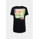 Kobiety T SHIRT TOP | Guess CAFE EASY - T-shirt z nadrukiem - jet black/czarny - IE92690
