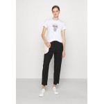 Kobiety T SHIRT TOP | KARL LAGERFELD IKONIK RHINESTONE KARL - T-shirt z nadrukiem - white/biały - MT87325