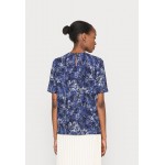 Kobiety T SHIRT TOP | Marks & Spencer WOVEN TEE - T-shirt z nadrukiem - blue mix/niebieski - AV25386