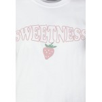 Kobiety T SHIRT TOP | Missguided Petite SWEETNESS - T-shirt z nadrukiem - white/biały - XL25051