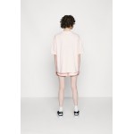 Kobiety T SHIRT TOP | Nike Sportswear T-shirt basic - atmosphere/white/arctic orange/jasnoróżowy - OB77391