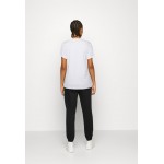Kobiety T SHIRT TOP | Nike Sportswear TEE - T-shirt z nadrukiem - white/biały - QQ99938