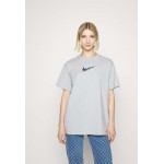 Kobiety T SHIRT TOP | Nike Sportswear TEE V DAY - T-shirt z nadrukiem - wolf grey/szary - YF19621