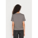 Kobiety T SHIRT TOP | Noisy May NMALICE S/S BOWIE - T-shirt z nadrukiem - granite grey/szary - AR12497