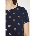 Kobiety T SHIRT TOP | ONLY Carmakoma CAREMA - T-shirt z nadrukiem - peacoat/granatowy - HM43584