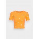 Kobiety T SHIRT TOP | ONLY ONLFENJA CROPPED - T-shirt z nadrukiem - flame orange/pomarańczowy - GY40847