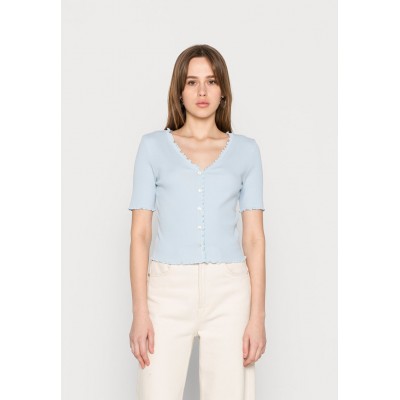 Kobiety T_SHIRT_TOP | ONLY ONLINC LAILA  BUTTON  - T-shirt basic - cashmere blue/jasnoniebieski - HD69985