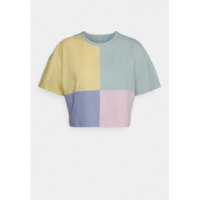 Kobiety T_SHIRT_TOP | ONLY Petite ONLJULIE  BLOCK CROP TEE  - T-shirt basic - eventide parfait pink/harbor gray/straw/niebieski - AE99766