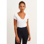 Kobiety T SHIRT TOP | OXXO MIT STYLISCHEM AUSSCHNITT DETAIL - T-shirt basic - white/biały - DS08276