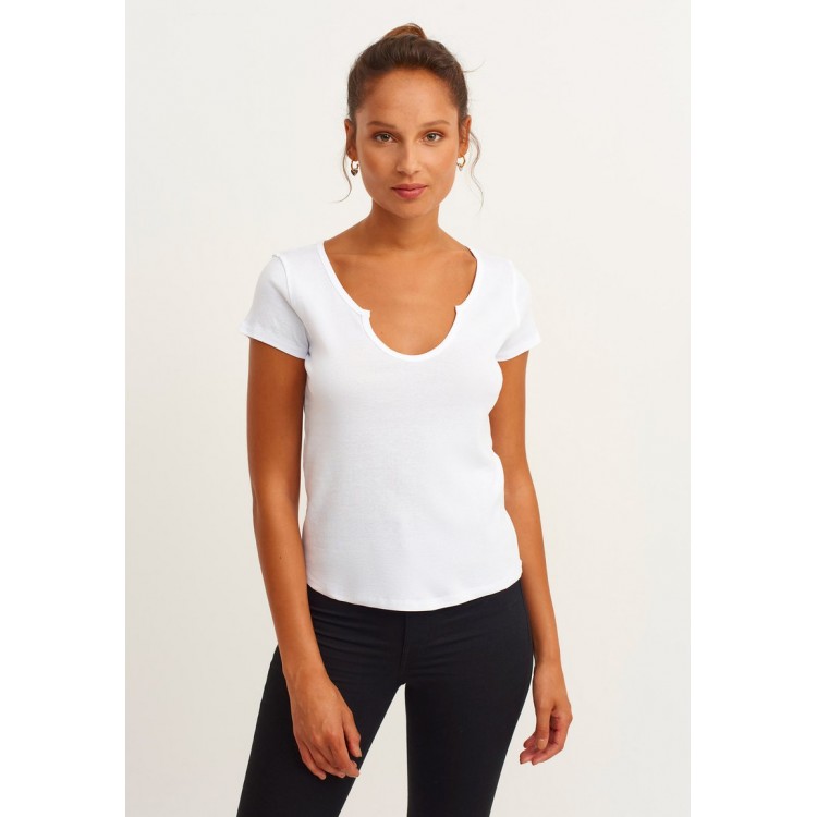 Kobiety T SHIRT TOP | OXXO MIT STYLISCHEM AUSSCHNITT DETAIL - T-shirt basic - white/biały - DS08276