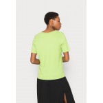 Kobiety T SHIRT TOP | Selected Femme SLFSTANDARD V NECK TEE - T-shirt basic - greenery/zielony - ND50369