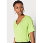 Kobiety T SHIRT TOP | Selected Femme SLFSTANDARD V NECK TEE - T-shirt basic - greenery/zielony - ND50369