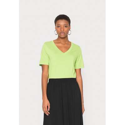 Kobiety T_SHIRT_TOP | Selected Femme SLFSTANDARD V NECK TEE - T-shirt basic - greenery/zielony - ND50369