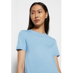 Kobiety T SHIRT TOP | Theory BASIC TEE - T-shirt basic - powder blue/niebieski - DJ33896