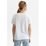 Kobiety T SHIRT TOP | Top Secret T-shirt z nadrukiem - biały - CL47202