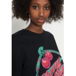 Kobiety T SHIRT TOP | Vintage Supply AIRBRUSH CHERRY BOMB GRAPHIC - T-shirt z nadrukiem - black/czarny - CI07877