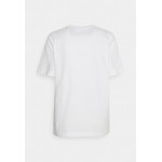 Kobiety T SHIRT TOP | Wrangler CREW TEE - T-shirt z nadrukiem - worn white/biały - YL90249