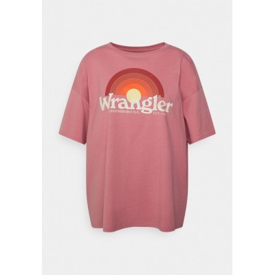 Kobiety T_SHIRT_TOP | Wrangler GIRLFRIEND TEE - T-shirt z nadrukiem - dusty rose/różowy - XG45811