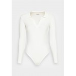 Kobiety T SHIRT TOP | Glamorous BODYCON BODYSUIT WITH OPEN COLLAR AND SKINNY FIT LONG - Sweter - off white/mleczny - LY51045