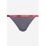 Kobiety UNDERPANT | Superdry Figi - rouge red downhill navy stripe/czerwony - EH80300