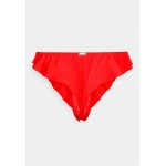 Kobiety UNDERPANT | We Are We Wear GRACE FLUTED EDGE THONG CURVE - Stringi - red/czerwony - NZ50474
