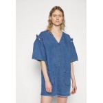 Kobiety DRESS | Mother of Pearl MINI DRESS WITH SHOULDER - Sukienka jeansowa - stone wash/niebieski denim - PE43916