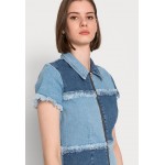 Kobiety DRESS | Neon & Nylon FREYA PATCH ZIP DRESS - Sukienka jeansowa - medium blue denim/niebieski denim - SH15730