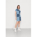 Kobiety DRESS | Neon & Nylon FREYA PATCH ZIP DRESS - Sukienka jeansowa - medium blue denim/niebieski denim - SH15730