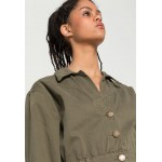 Kobiety DRESS | NIKKIE BIBI ARMY DRESS - Sukienka jeansowa - dark green/ciemnozielony - TR74138
