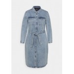 Kobiety DRESS | Pieces Curve PCNAMIR SHIRT DRESS - Sukienka jeansowa - light blue denim/niebieski denim - RX43573