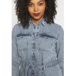 Kobiety DRESS | Pieces Curve PCNAMIR SHIRT DRESS - Sukienka jeansowa - light blue denim/niebieski denim - RX43573
