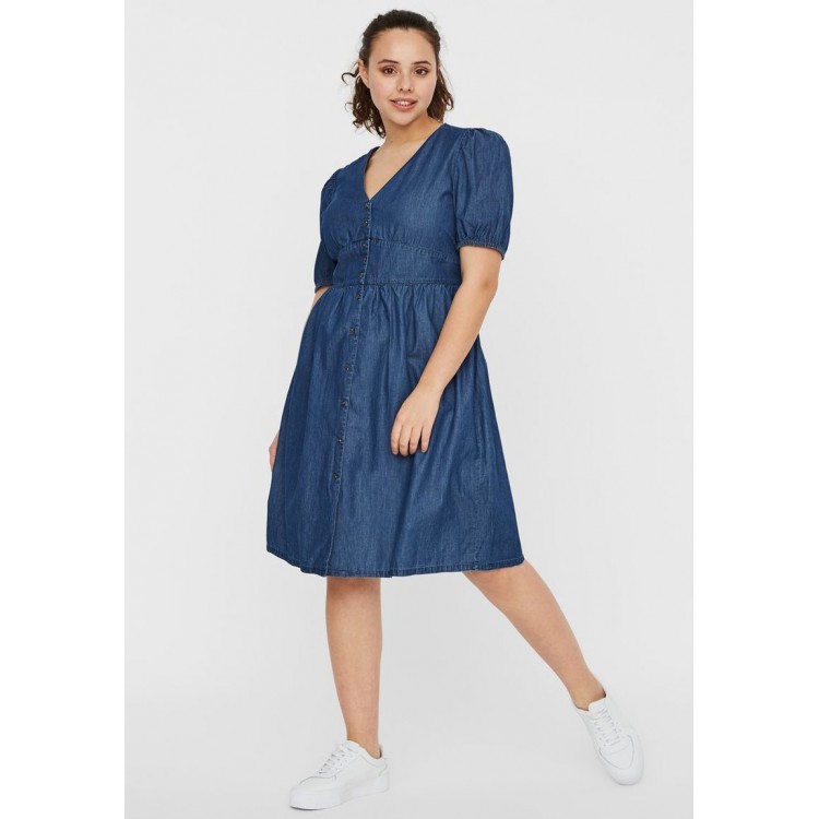 Kobiety DRESS | Vero Moda Curve Sukienka jeansowa - medium blue denim/granatowy - YQ58662