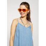 Kobiety DRESS | Vero Moda Petite VMLILIANA SING SHORT BOW DRESS - Sukienka jeansowa - medium blue denim/niebieski denim - DO10822