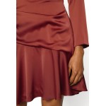 Kobiety DRESS | Forever New ARIANNA TIPPED SHOULDER DRESS - Sukienka koktajlowa - burgandy/bordowy - AF27192