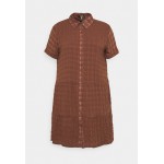 Kobiety DRESS | Missguided Plus PLUS TEXTURED SHIRT DRESS - Sukienka koszulowa - brown/brązowy - RZ09111