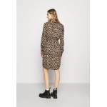 Kobiety DRESS | PIECES Tall PCNULLA SHIRT DRESS - Sukienka koszulowa - brown/brązowy - ZX89636