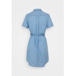 Kobiety DRESS | Vero Moda Petite VMSILJA SHORT SHIRT DRESS - Sukienka koszulowa - light blue denim/jasnoniebieski - MH23004