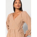 Kobiety DRESS | Madewell WRAP TIERED MINI - Sukienka letnia - golden pecan/biały - NS93050