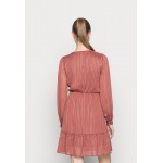 Kobiety DRESS | ONLY ONLMARCELA WRAP DRESS - Sukienka letnia - apple buttergold/czerwony - DM74085