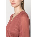 Kobiety DRESS | ONLY ONLMARCELA WRAP DRESS - Sukienka letnia - apple buttergold/czerwony - DM74085